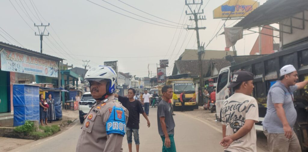 Kanit Propam Polsek Picung Bantu Pengaturan Lalu Lintas di Pasar Picung untuk Melerai Kemacetan 6 WhatsApp Image 2024 05 21 at 00.17.22