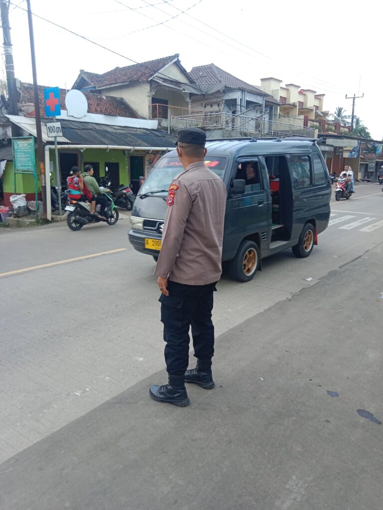 Polsek Bojong Polres Pandeglang Melaksanakan Pengaturan Lalu Lintas Pagi Hari di Jalan Raya Saketi-Munjul 8 WhatsApp Image 2024 05 21 at 07.59.15