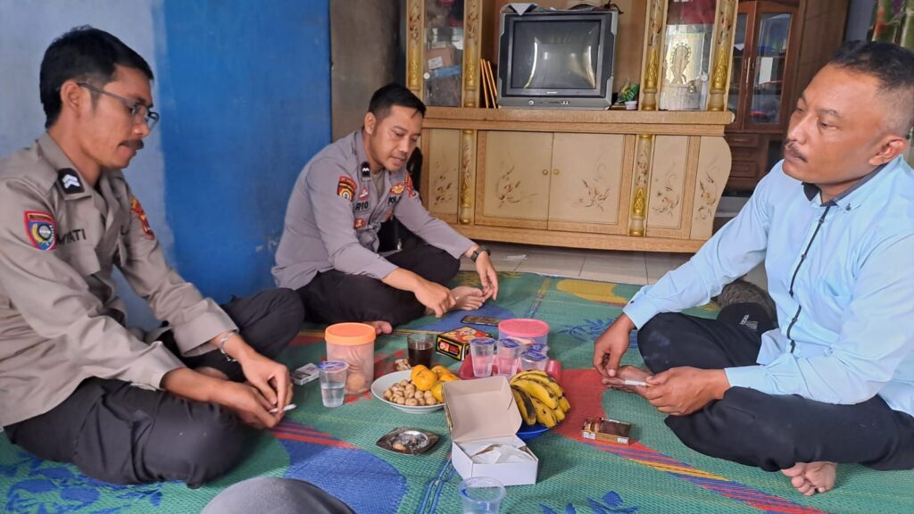 Bhabinkamtibmas Polsek Mandalawangi Terus Laksanakan Sambang dan Silaturrahmi untuk Ciptakan Kamtibmas yang Aman 4 WhatsApp Image 2024 05 21 at 12.10.37