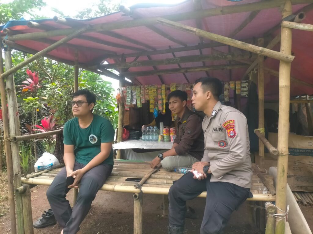 Patroli Dialogis Polsek Mandalawangi: Membangun Interaksi Positif dengan Masyarakat untuk Kamtibmas yang Kondusif 3 WhatsApp Image 2024 05 21 at 12.21.55