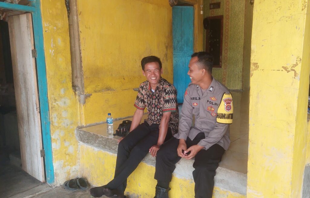 Bhabinkamtibmas Polsek Patia Laksanakan Patroli dan Sambang di Desa Idaman, Patia 2 WhatsApp Image 2024 05 21 at 12.25.57