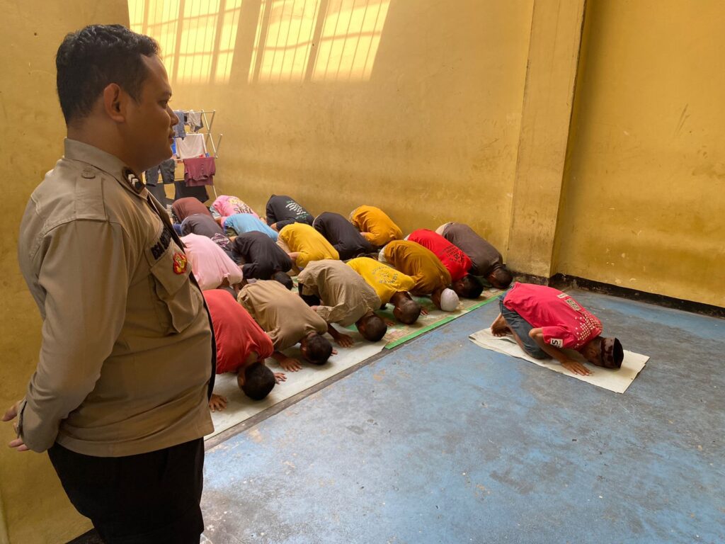 Pengecekan Tahanan Polres Pandeglang: Memastikan Kesejahteraan dan Hak Beribadah 1 WhatsApp Image 2024 05 21 at 12.26.19