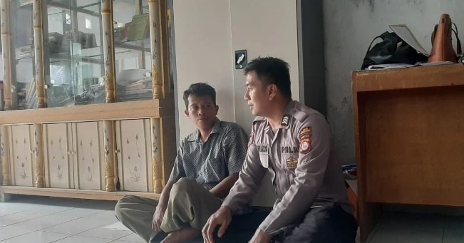 Bhabinkamtibmas Polsek Cimanuk Laksanakan Sambang dan Silaturrahmi di Desa Koncang 10 WhatsApp Image 2024 05 21 at 12.36.58
