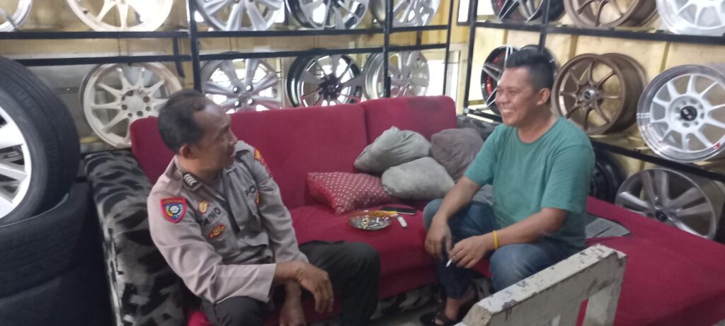 Kanit Binmas Polsek Cimanuk Jalin Silaturahmi dengan Warga di Desa Palanyar 6 WhatsApp Image 2024 05 21 at 13.00.19