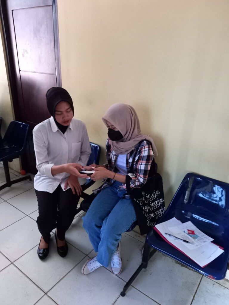 Brigadir Bella Setia Munggaran Melayani SKCK dengan Semangat dan Ketelitian di Polres Pandeglang 4 WhatsApp Image 2024 05 21 at 13.14.17