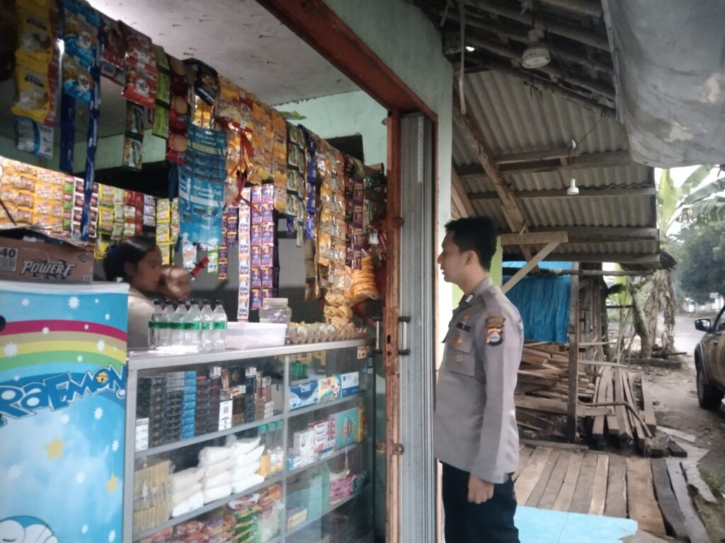 Bhabinkamtibmas Polsek Cikedal Laksanakan Kegiatan Sambang di Wilayah Kecamatan Cikedal 3 WhatsApp Image 2024 05 21 at 13.15.16