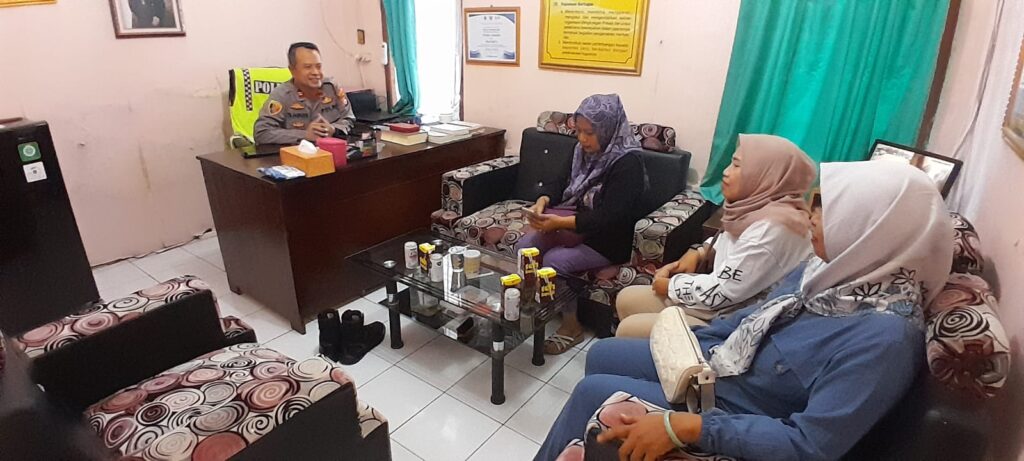 Kapolsek Cimanuk Terima Kunjungan Warga Desa Cimanuk untuk Jalin Silaturahmi dan Cari Solusi Atas Permasalahan Desa 2 WhatsApp Image 2024 05 21 at 13.16.58