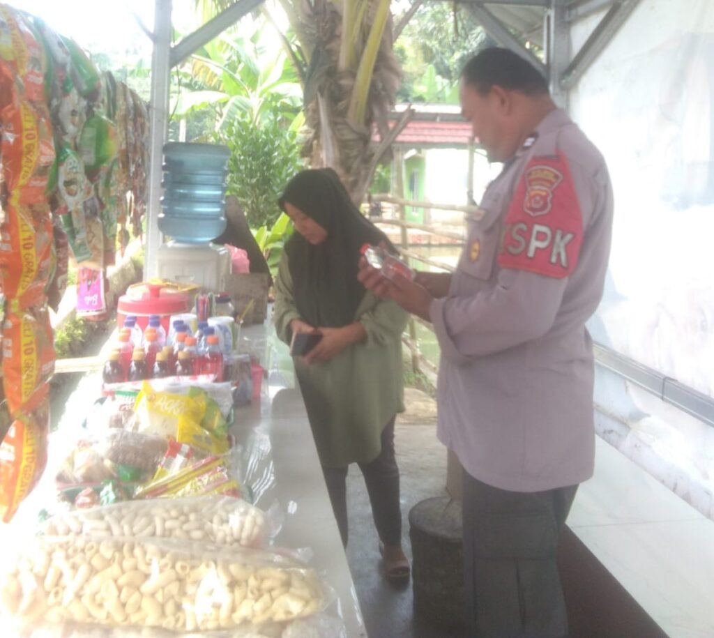 Polsek Menes Tingkatkan Kesadaran Kamtibmas Melalui Himbauan kepada Warga 9 WhatsApp Image 2024 05 21 at 13.23.47