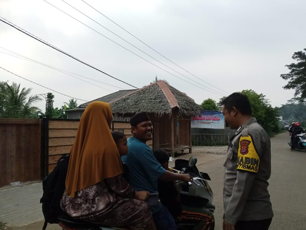 Bhabinkamtibmas Polsek Cikedal Polres Pandeglang Jalin Silaturahmi dengan Warga 7 WhatsApp Image 2024 05 21 at 13.24.21