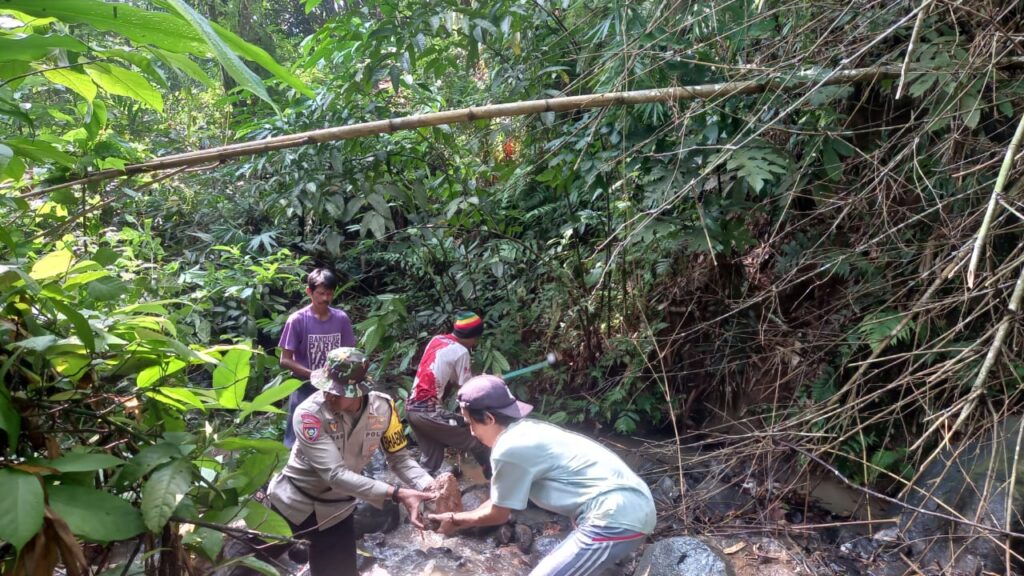 Bhabinkamtibmas Polsek Carita Bantu Pembangunan Jalan di Desa Cinoyong 3 WhatsApp Image 2024 05 21 at 13.30.28