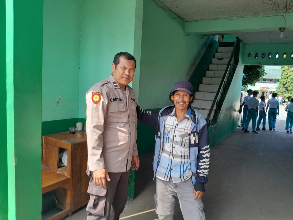 Polsek Menes Polres Pandeglang Laksanakan Sambang Kamtibmas di Sekolah Mathlaul Anwar, Menes 8 WhatsApp Image 2024 05 21 at 13.45.00
