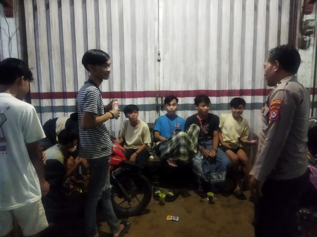 Petugas Piket Polsek Cimanggu Berikan Himbauan kepada Remaja untuk Cegah Gangguan Kamtibmas 1 WhatsApp Image 2024 05 23 at 00.24.36