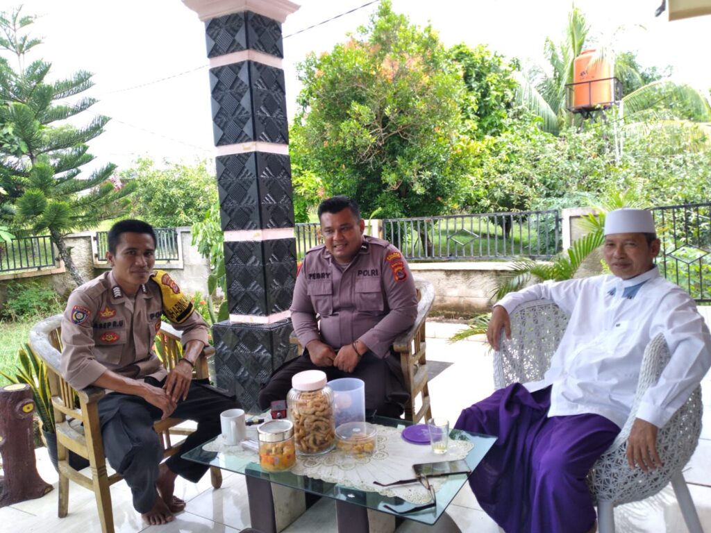 Kanit Binmas Polsek Panimbang Sowan kepada Sesepuh Agama di Desa Tanjung Jaya 2 WhatsApp Image 2024 05 23 at 00.40.36