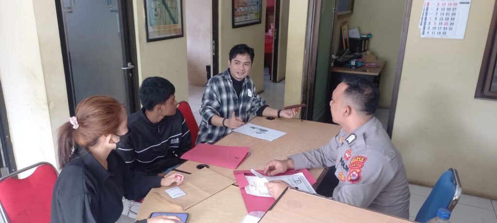 Bentuk Pelayanan Masyarakat yang Humanis Polsek Picung Layani Masyarakat Pembuatan SKCK di Mapolsek 5 WhatsApp Image 2024 05 23 at 01.14.12