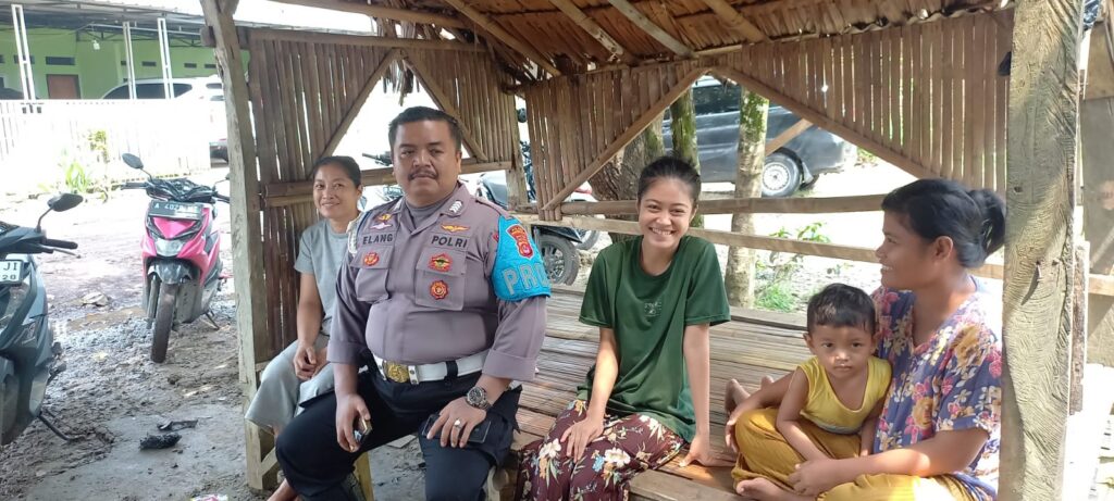 Kanit Propam Polsek Picung Polres Pandeglang Laksanakan Sambang ke Warga Desa Kolelet 6 WhatsApp Image 2024 05 23 at 01.14.34