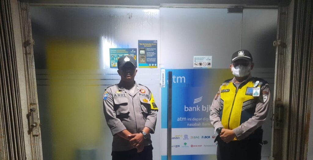 Patroli Bank Mandiri piket SPKT Polsek Picung Berikan Pesan Kamtibmas 8 WhatsApp Image 2024 05 23 at 01.15.27