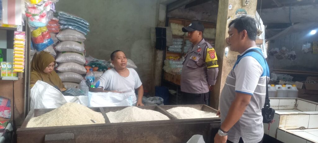 Cek Harga Sembako, Polsek Picung Polres Pandeglang Lakukan Monitoring di Pasar Picung 9 WhatsApp Image 2024 05 23 at 01.16.20