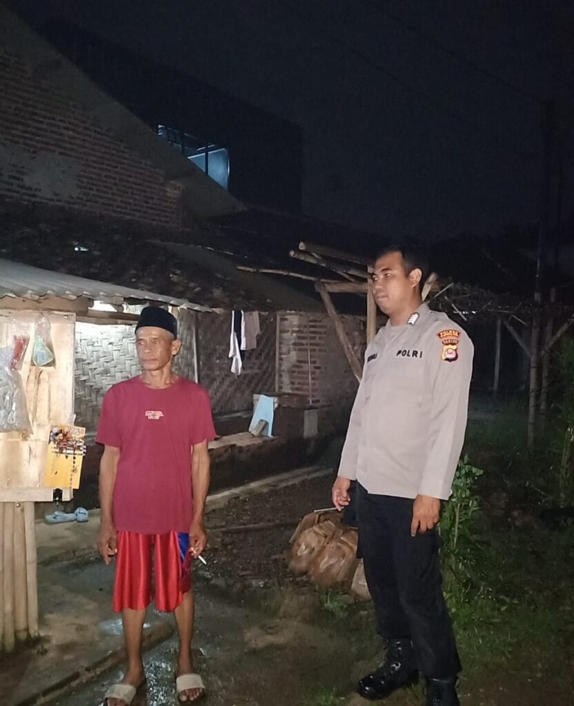 Polsek Cadasari Polres Pandeglang Lakukan Kunjungan Malam Hari ke Warga 10 WhatsApp Image 2024 05 23 at 06.13.45
