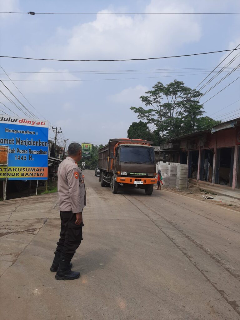 Kapolsek Bojong dan Personelnya Turun Langsung Atasi Kemacetan di Depan Pasar Bojong 7 WhatsApp Image 2024 05 23 at 11.24.44