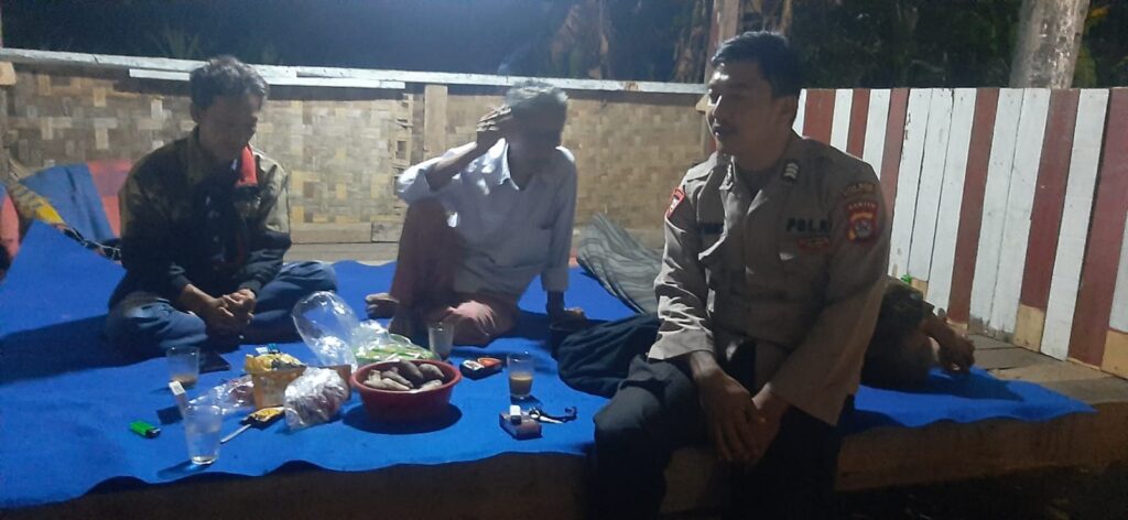 Bhabinkamtibmas Polsek Cimanuk Polres Pandeglang Melakukan Kontrol Pos Ronda untuk Memastikan Keamanan Wilayah 1 WhatsApp Image 2024 05 23 at 21.54.49