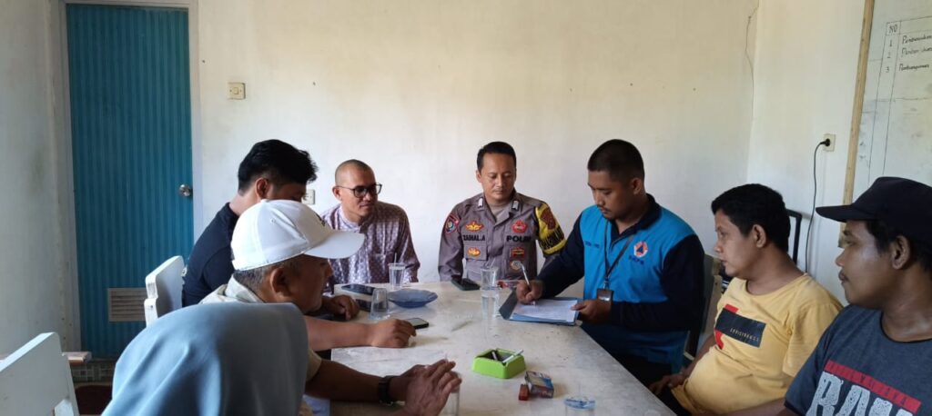 Bhabinkamtibmas Polsek Cikeusik Melerai Perselisihan Tanah di Desa Cikiruhwetan 2 WhatsApp Image 2024 05 23 at 21.59.41