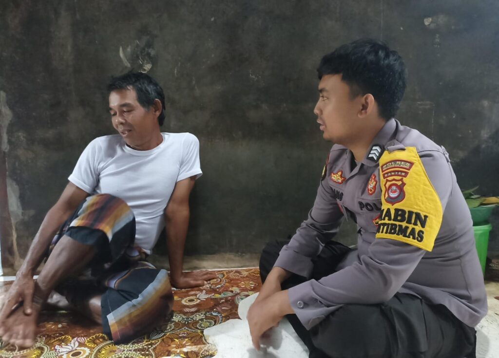 Bhabinkamtibmas Polsek Cimanuk Polres Pandeglang Sambangi Rumah Ketua RT untuk Jalin Kerjasama Kamtibmas 3 WhatsApp Image 2024 05 23 at 22.01.39