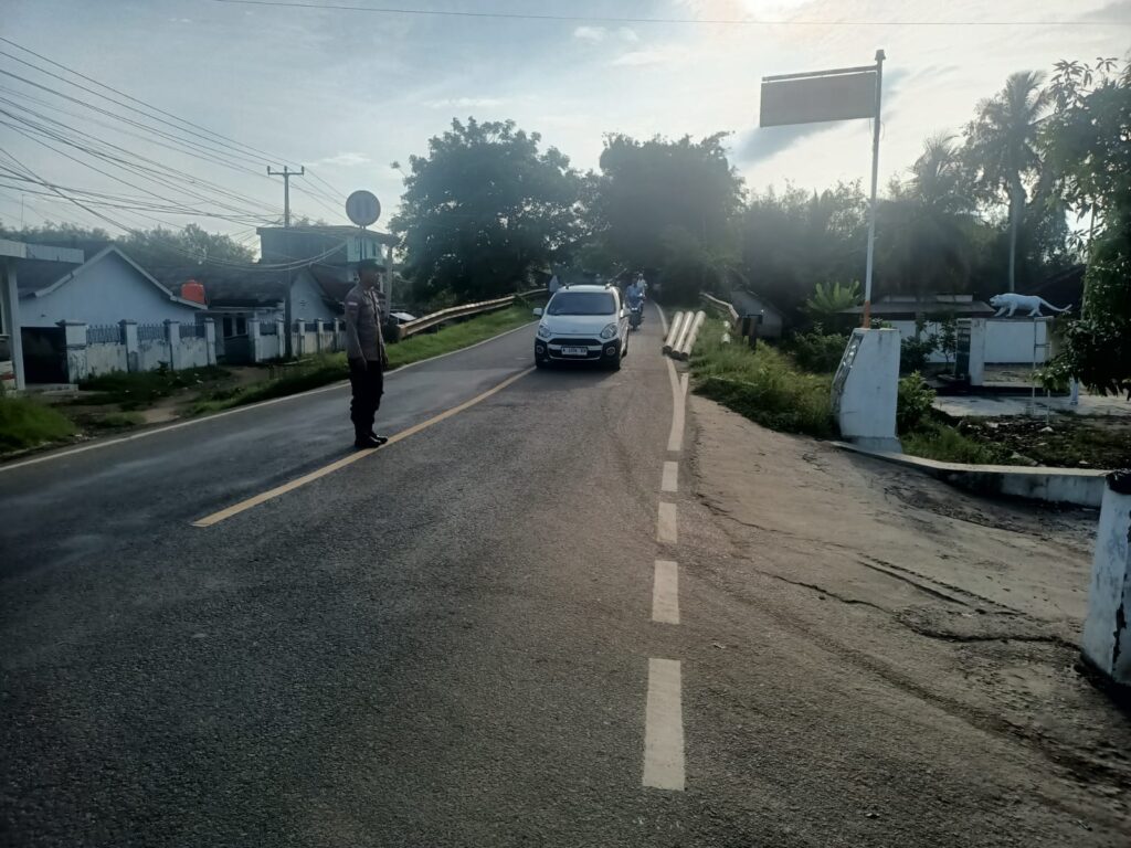 Brigadir Havit Prabowo Melaksanakan Pengaturan Lalu Lintas di Depan Mako Polsek Cikeusik 7 WhatsApp Image 2024 05 23 at 22.05.01