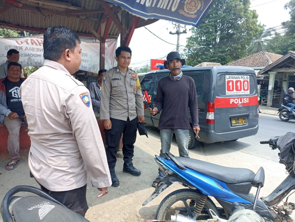 Bhabinkamtibmas Polsek Saketi Polres Pandeglang Berikan Himbauan Tentang Tata Tertib Lalu Lintas 8 WhatsApp Image 2024 05 23 at 22.05.10