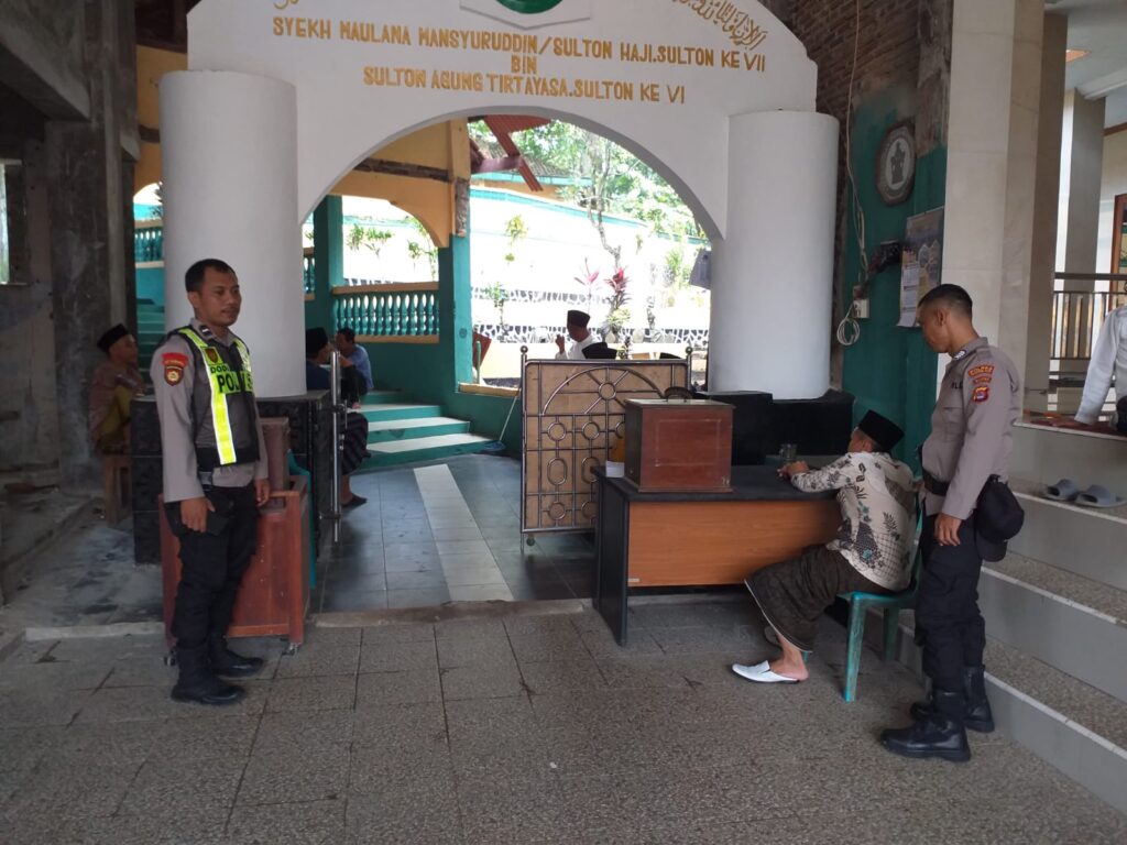 Antisipasi Gangguan Kamtibmas, Polsek Saketi Laksanakan Patroli di Wisata Religi Cikadueun 9 WhatsApp Image 2024 05 23 at 22.05.24