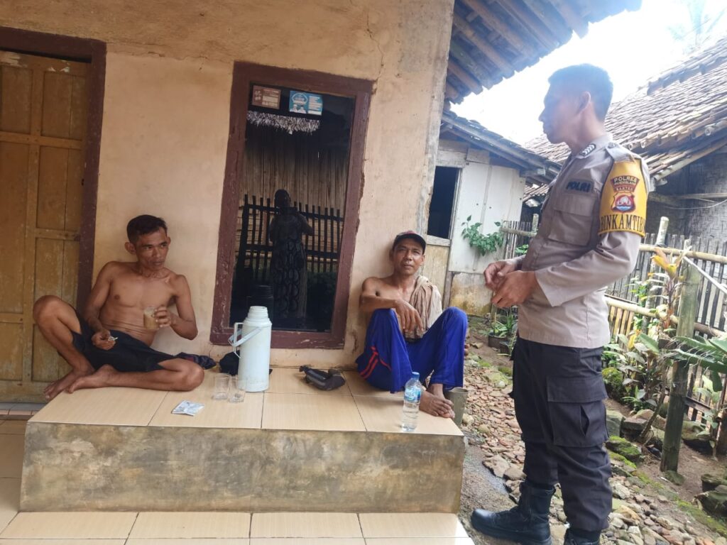 Polsek Cimanggu Laksanakan Patroli Siang untuk Menjaga Kamtibmas 4 WhatsApp Image 2024 05 24 at 01.58.34