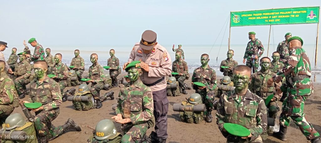 Polsek Pagelaran Hadiri Upacara Tradisi Pembaretan di Pantai Tegalpak 8 WhatsApp Image 2024 05 26 at 17.24.04