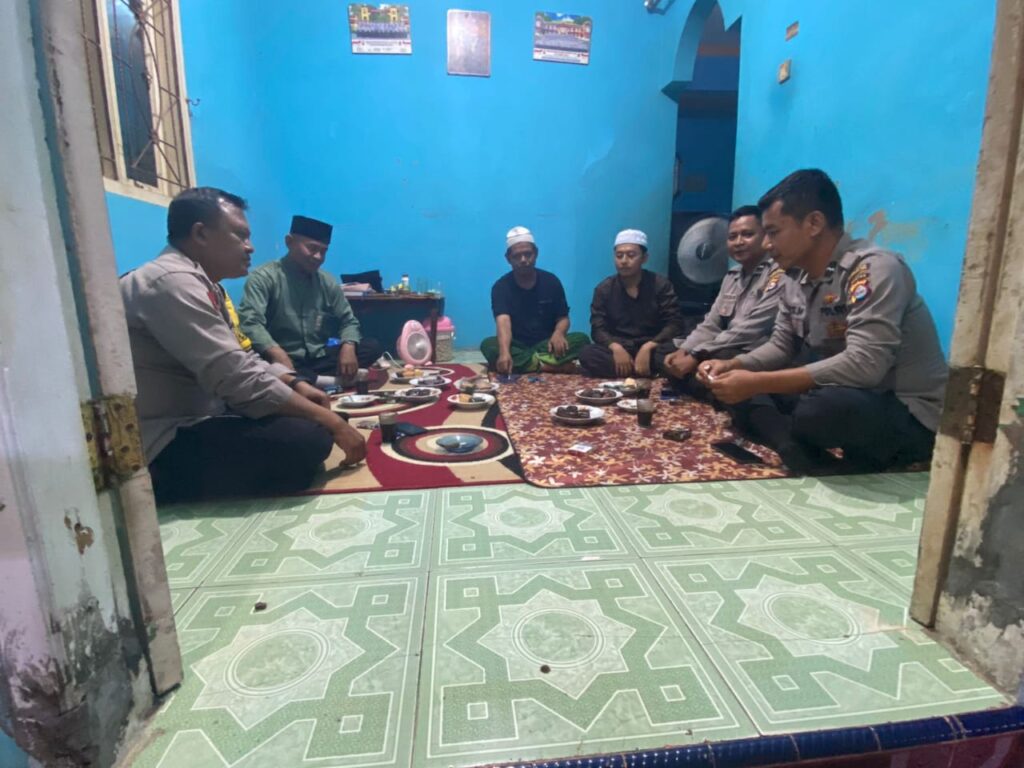 Kapolsek Cadasari dan Anggota Takziah ke Rumah Anggota yang Berduka 2 WhatsApp Image 2024 05 26 at 20.52.12