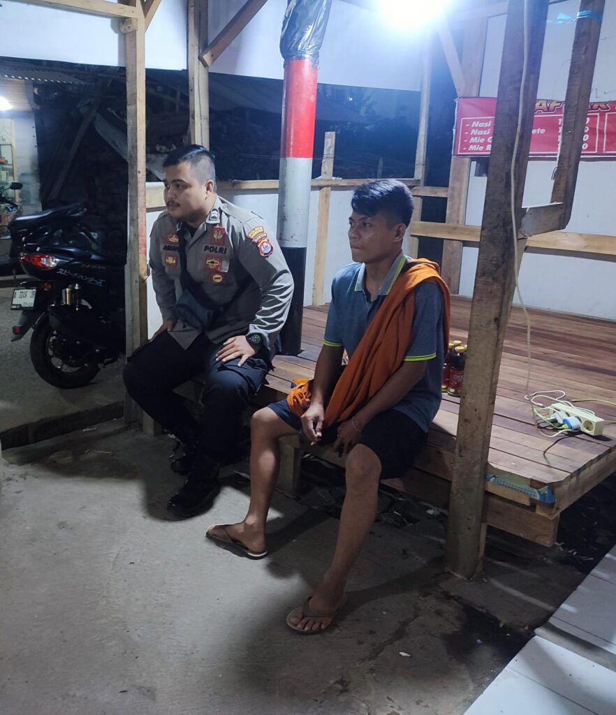 Bhabinkamtibmas Polsek Angsana Polres Pandeglang Sambangi Poskamling di Desa Angsana dan Beri Motivasi Masyarakat untuk Menjaga Lingkungannya 4 WhatsApp Image 2024 05 26 at 20.58.19