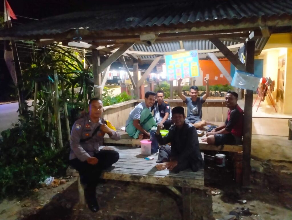 Ajak Masyarakat Menjaga Keamanan Lingkungan, Bhabinkamtibmas Polsek Angsana Polres Pandeglang Sambangi Poskamling di Desa Cikayas 5 WhatsApp Image 2024 05 26 at 21.02.24