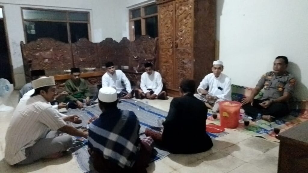 Kapolsek Pulosari Hadiri Pengajian Rutin di Desa Binaan 9 WhatsApp Image 2024 05 26 at 21.12.10