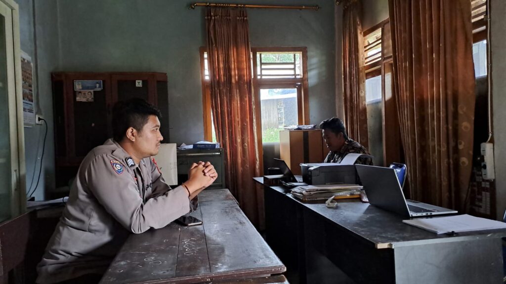 Bhabinkamtibmas Polsek Mandalawangi Polres Pandeglang Rutin Keliling Sambangi Warga 10 WhatsApp Image 2024 05 26 at 21.13.21