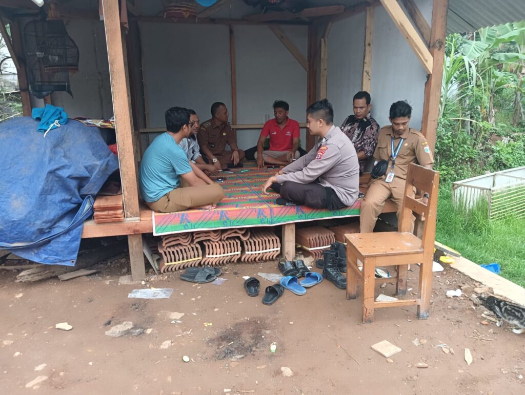 Polsek Mandalawangi Ngopi Bareng Masyarakat: Mempererat Hubungan dan Membangun Sinergi 1 WhatsApp Image 2024 05 26 at 21.14.47