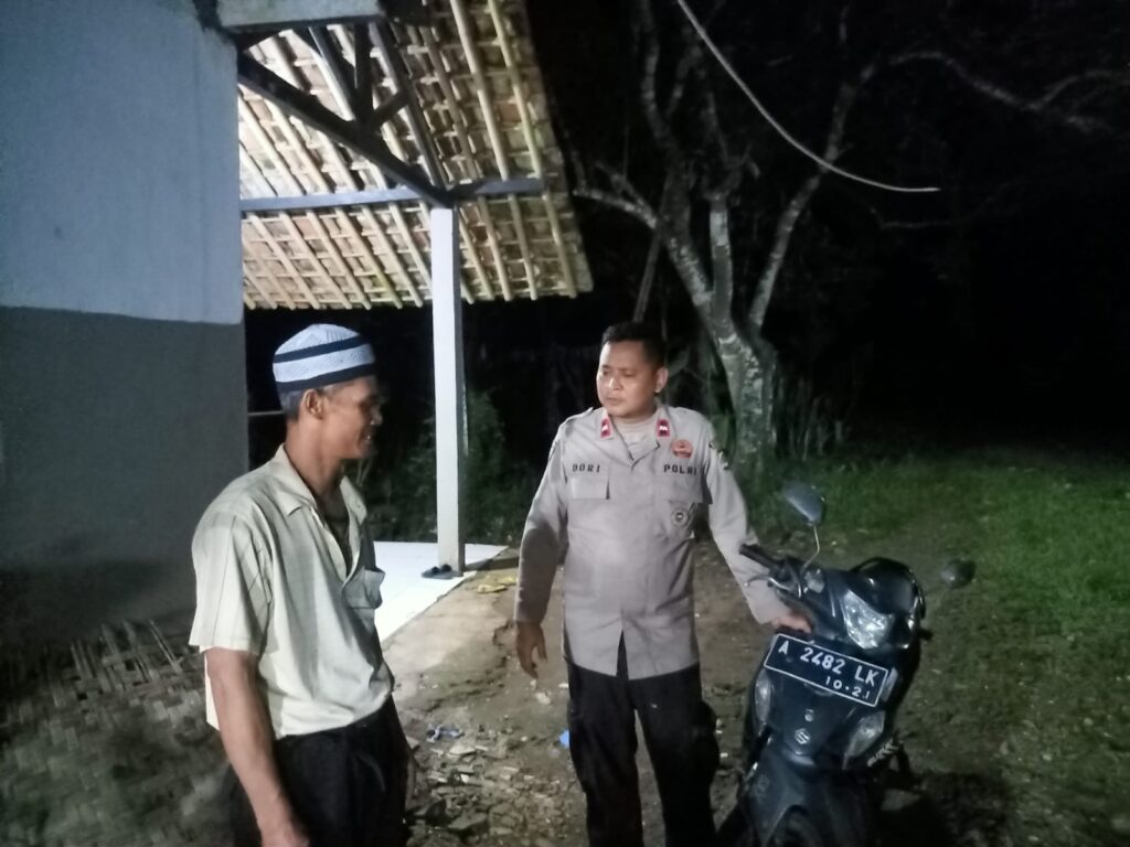 Kanit Binmas Polsek Cadasari Lakukan Patroli dan Sambang Warga untuk Tingkatkan Keamanan Lingkungan 2 WhatsApp Image 2024 05 26 at 21.15.14