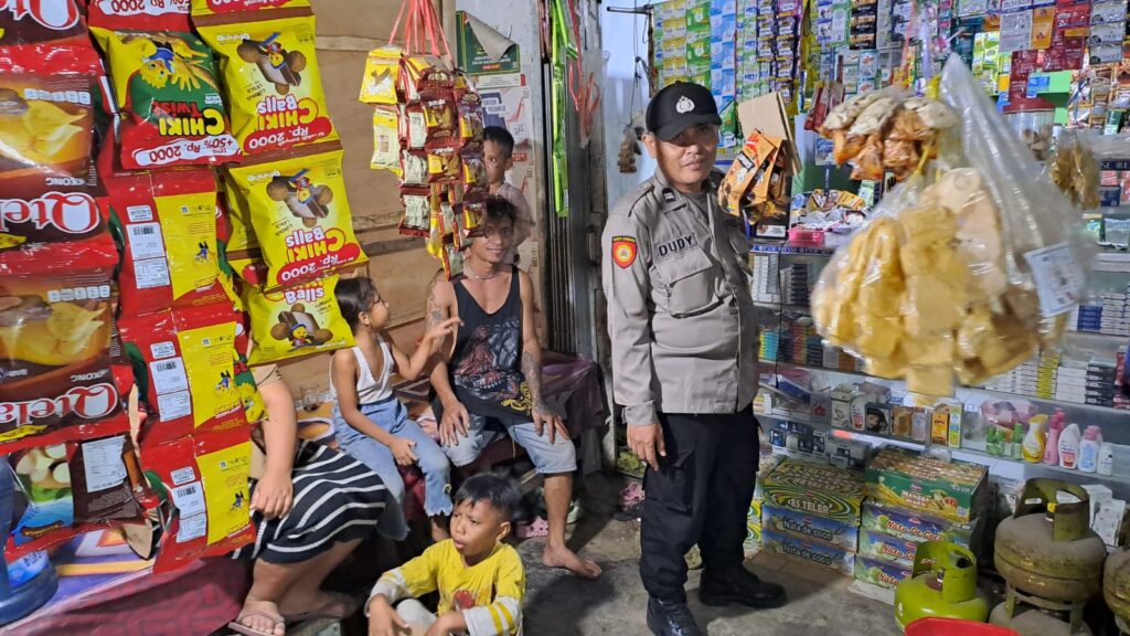 Polsek Mandalawangi Cek Harga Sembako untuk Pastikan Keterjangkauan dan Stabilitas 4 WhatsApp Image 2024 05 26 at 21.16.07