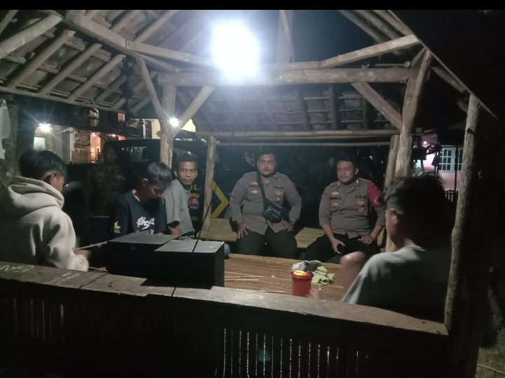 Sambangi Pemuda yang Sedang Nongkrong, Anggota Piket Polsek Angsana Polres Pandeglang Berikan Pesan Kamtibmas tentang Bahaya Narkob 6 WhatsApp Image 2024 05 26 at 21.30.23