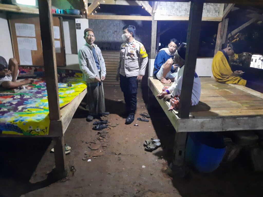 Bhabinkamtibmas Polsek Cigeulis Sambangi Pos Ronda, Jalin Sinergi Ciptakan Kamtibmas Kondusif 7 WhatsApp Image 2024 05 26 at 21.48.12