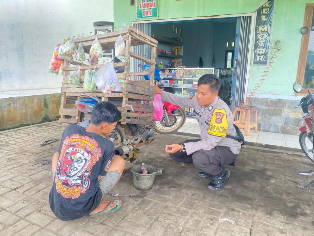 Bhabinkamtibmas Polsek Cimanuk Memperlihatkan Kepemilikan Yang Menyentuh Hati Terhadap Warga Yang Mengalami Kerusakan Kendaraan 9 WhatsApp Image 2024 05 26 at 22.55.03