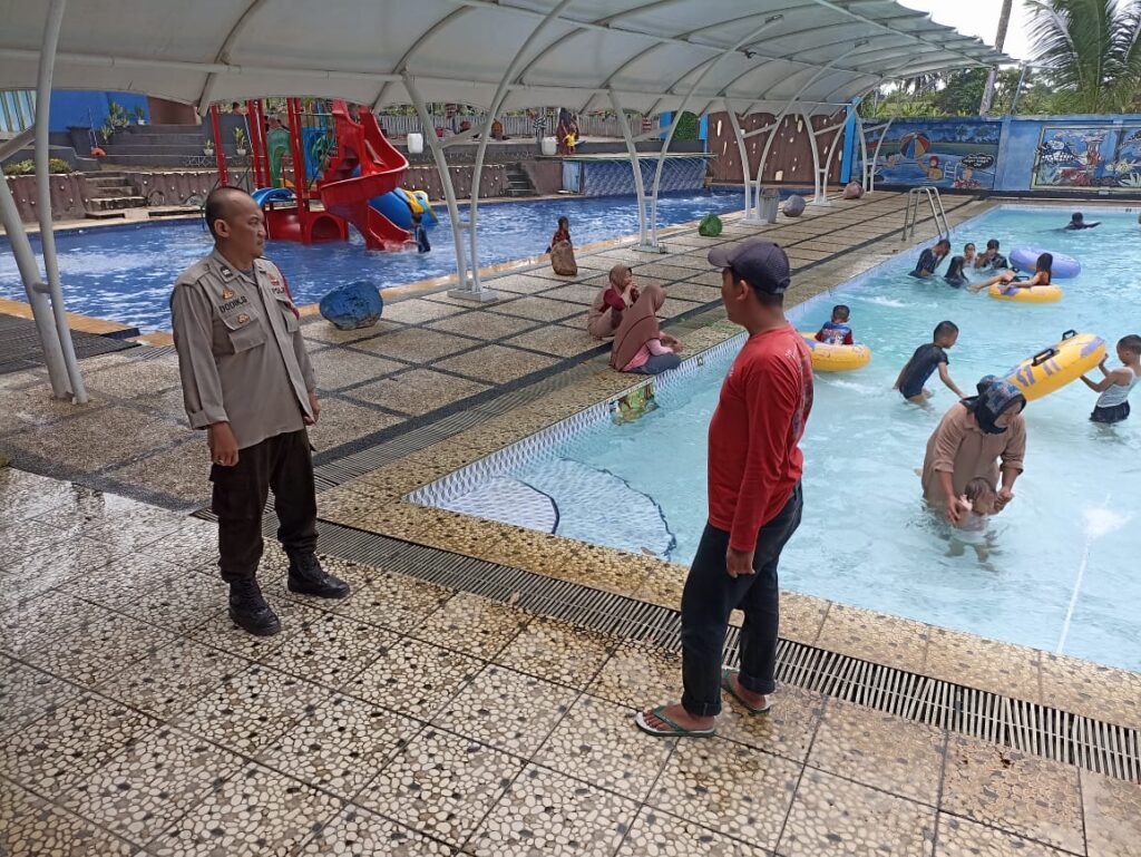 Personel Polsek Cimanuk Lakukan Patroli Rutin di Lokasi Wisata Demi Keamanan dan Kenyamanan Pengunjung 5 WhatsApp Image 2024 05 26 at 23.45.57