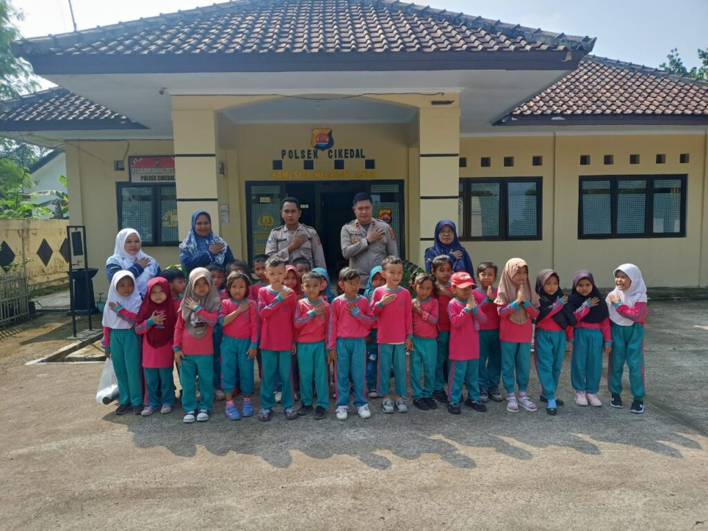 Siswa-Siswi RA LA TAFRIQ Seru Belajar di Polsek Cikedal 1 WhatsApp Image 2024 05 28 at 15.44.50