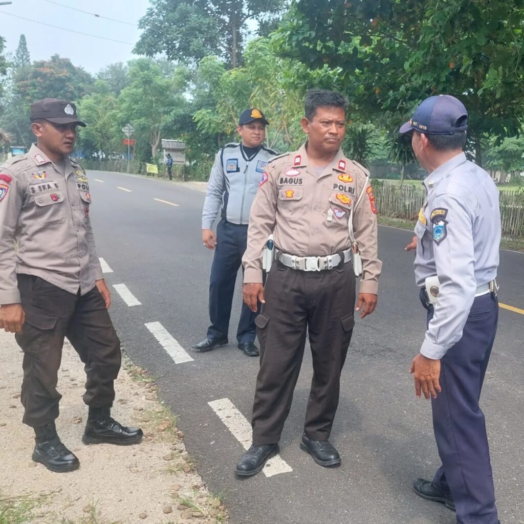 Polsek Carita Bersama Dishub Kabupaten Pandeglang Gelar Operasi Penertiban Kendaraan Umum di Terminal Carita 2 WhatsApp Image 2024 05 28 at 15.50.09