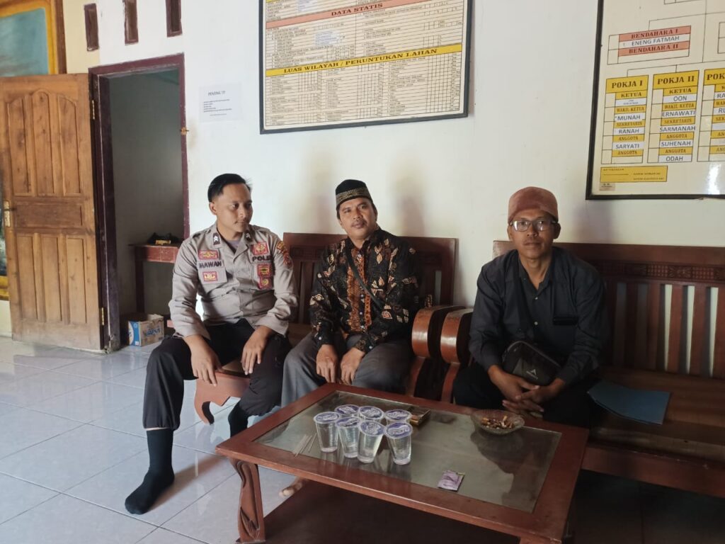 Polsek Cibaliung Jalin Silaturahmi dan Imbau Kamtibmas Melalui Sambang Dialogis 5 WhatsApp Image 2024 05 28 at 17.05.31