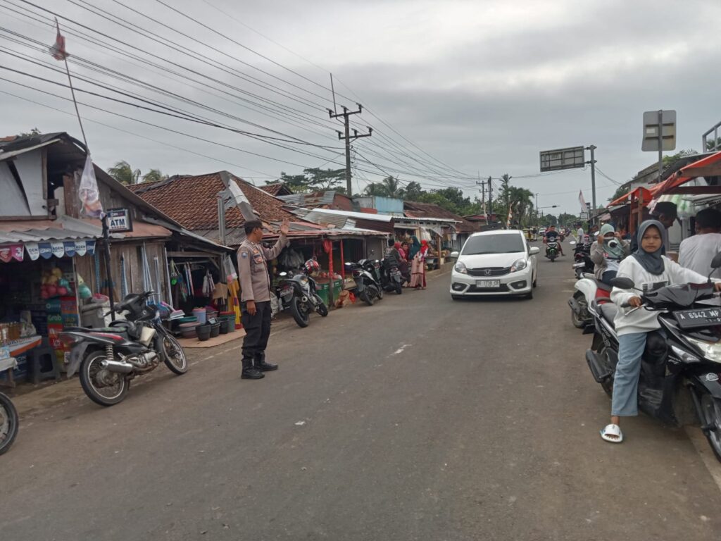 Ciptakan Kamtibcar Lantas, Personil Polsek Jiput Laksanakan Pengaturan Lalu Lintas 6 WhatsApp Image 2024 05 28 at 17.49.18