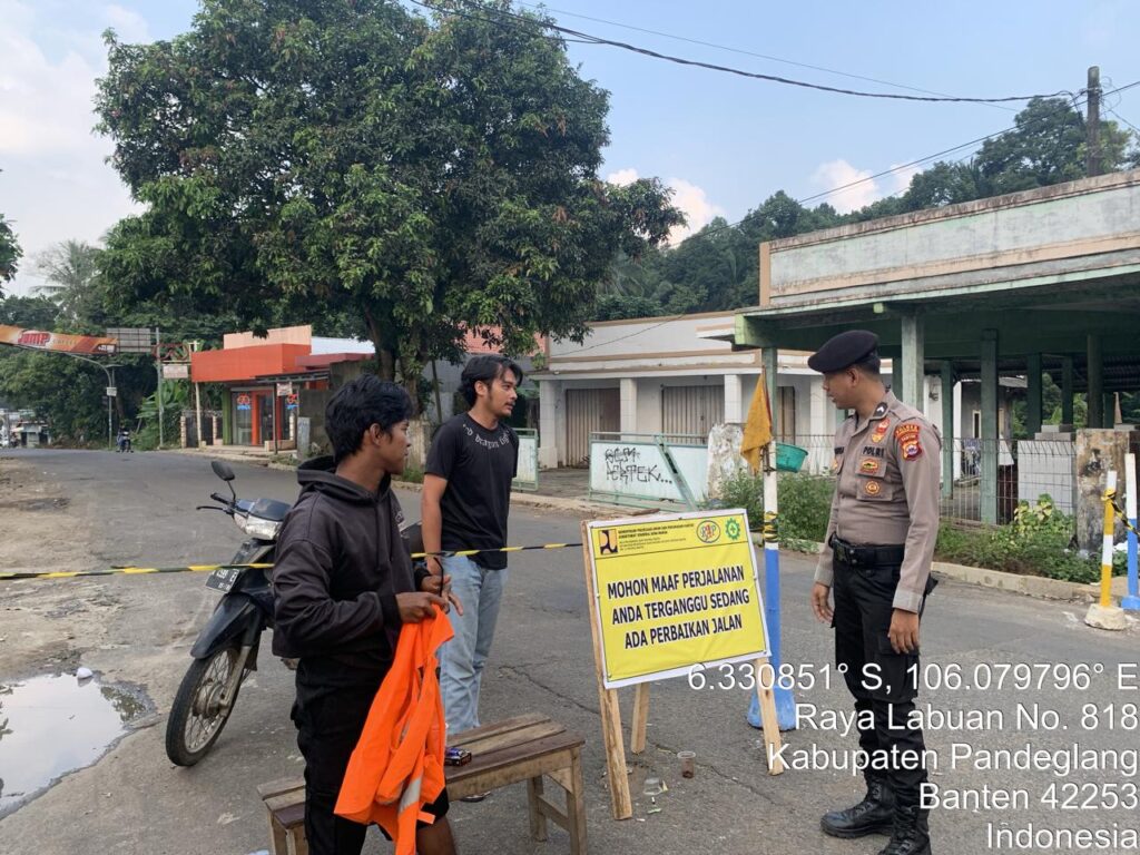 Sat Samapta Polres Pandeglang Gelar Patroli, Sambangi Proyek Perbaikan Jalan di Jalan Lintas AMD Timur dan Berikan Pesan Kamtibmas 3 WhatsApp Image 2024 05 28 at 18.02.09