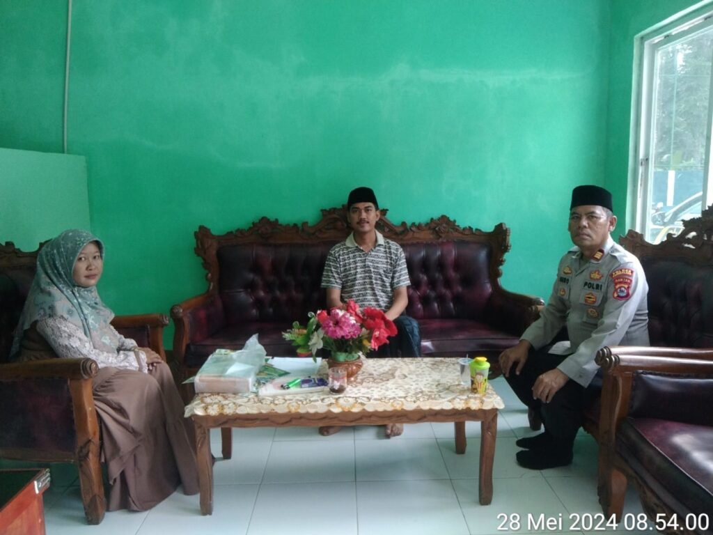 Kapolsek Menes Kunjungi Ponpes Daar El-Hikmah Pimpinan Ust. Reihan Ahla Buldan 7 WhatsApp Image 2024 05 28 at 18.56.35