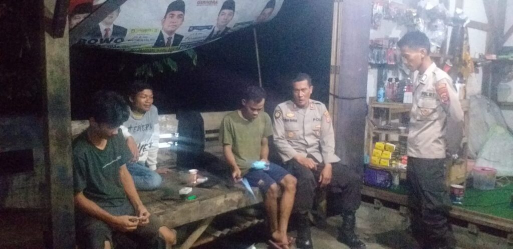 Dekatkan Diri dengan Masyarakat, Kapolsek Angsana Polres Pandeglang Sambangi Warga Desa Sumurlaban 10 WhatsApp Image 2024 05 28 at 19.56.07